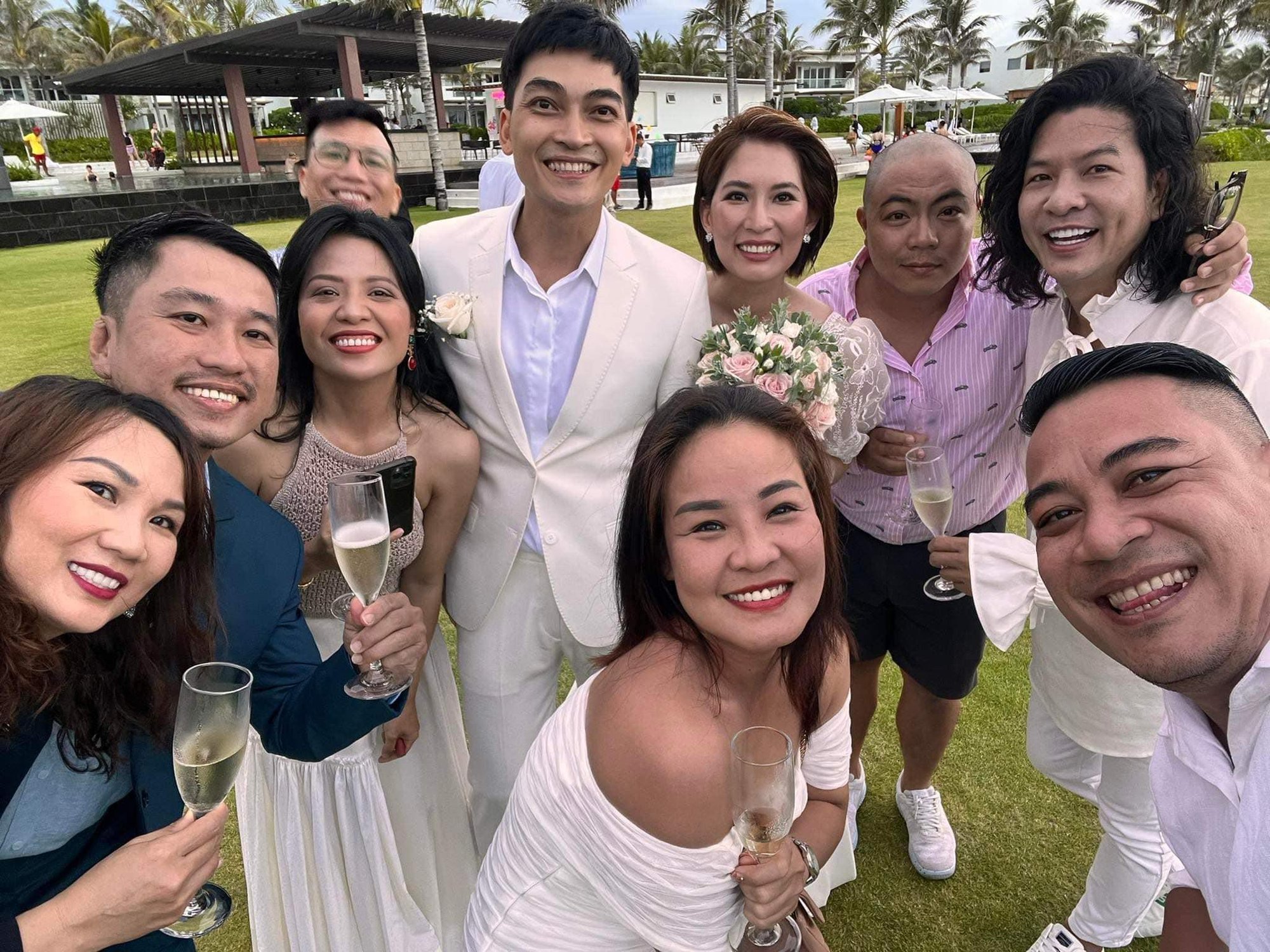 Những cô dâu, chú rễ mới trong đám cưới đình đám của showbiz Việt - Ảnh 13.