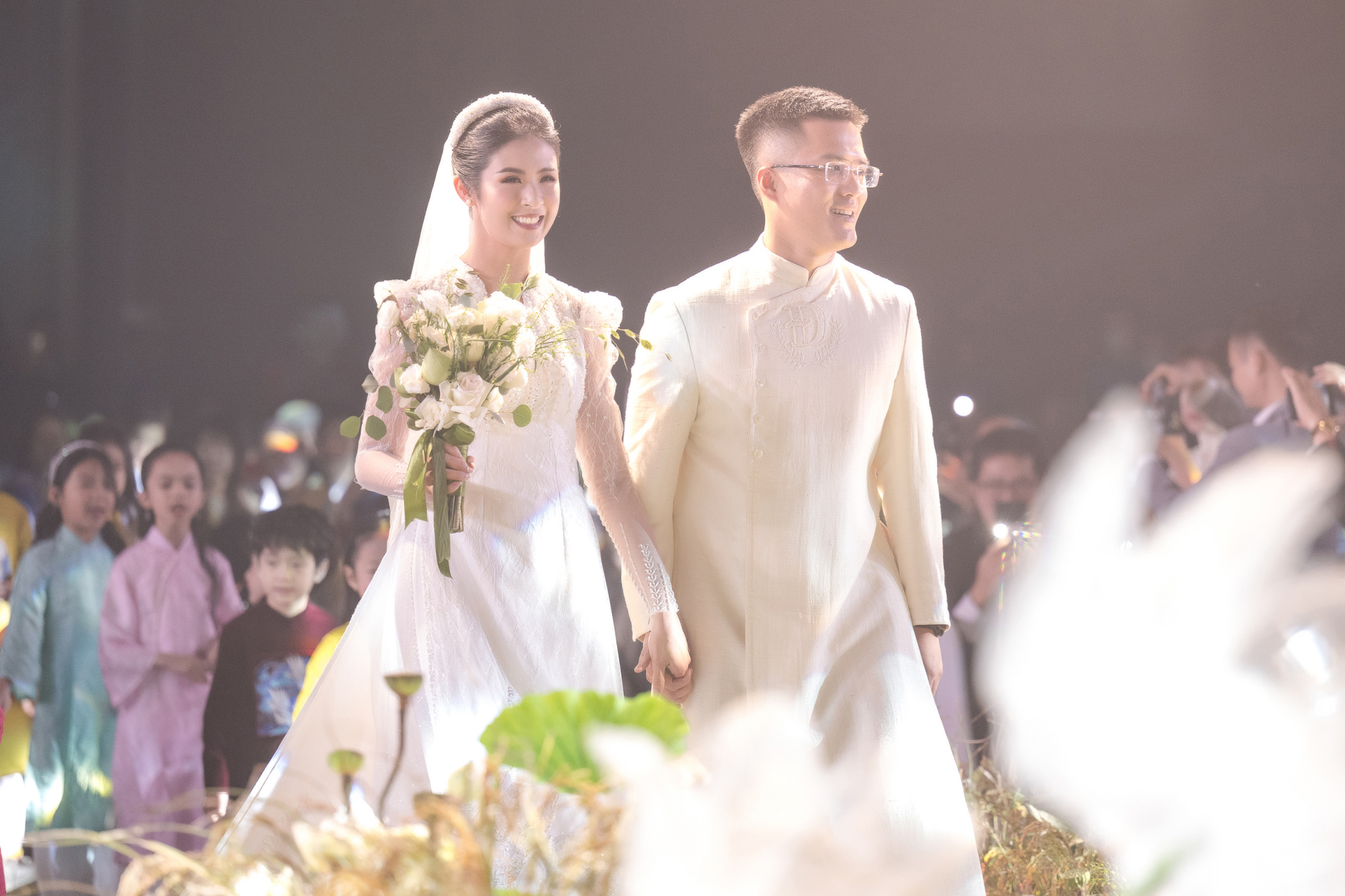 Những cô dâu, chú rễ mới trong đám cưới đình đám của showbiz Việt - Ảnh 9.