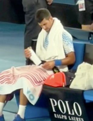 Novak Djokovic bị tố vi phạm quy tắc tại Giải Úc mở rộng 2023 - Ảnh 2.
