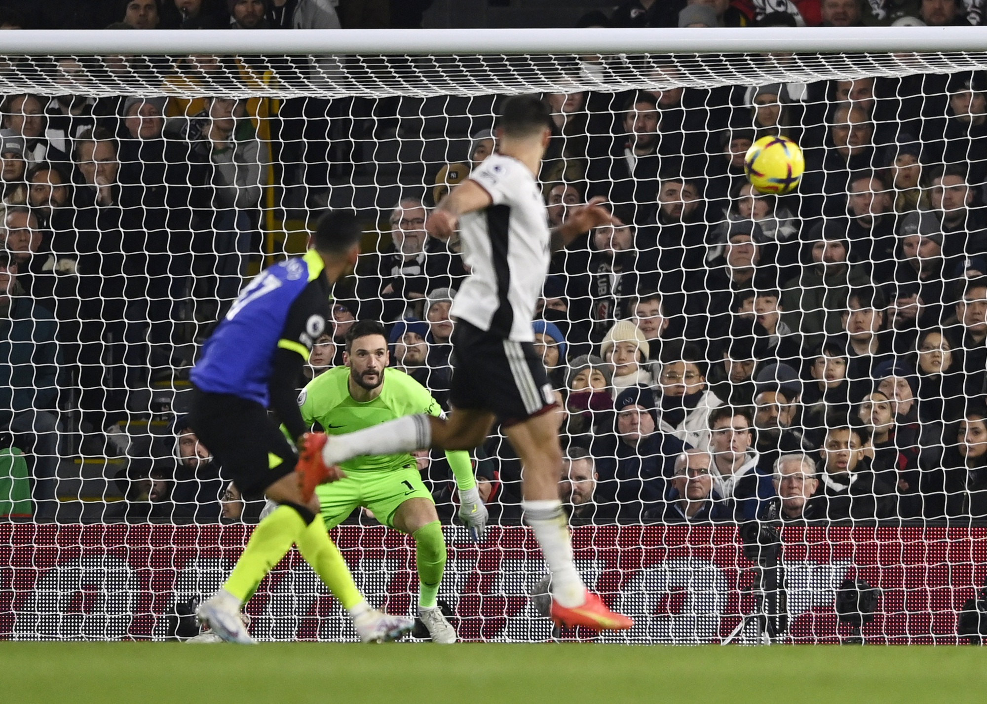 Harry Kane ghi bàn sánh ngang huyền thoại, Tottenham hâm nóng cuộc đua Top 4 - Ảnh 3.