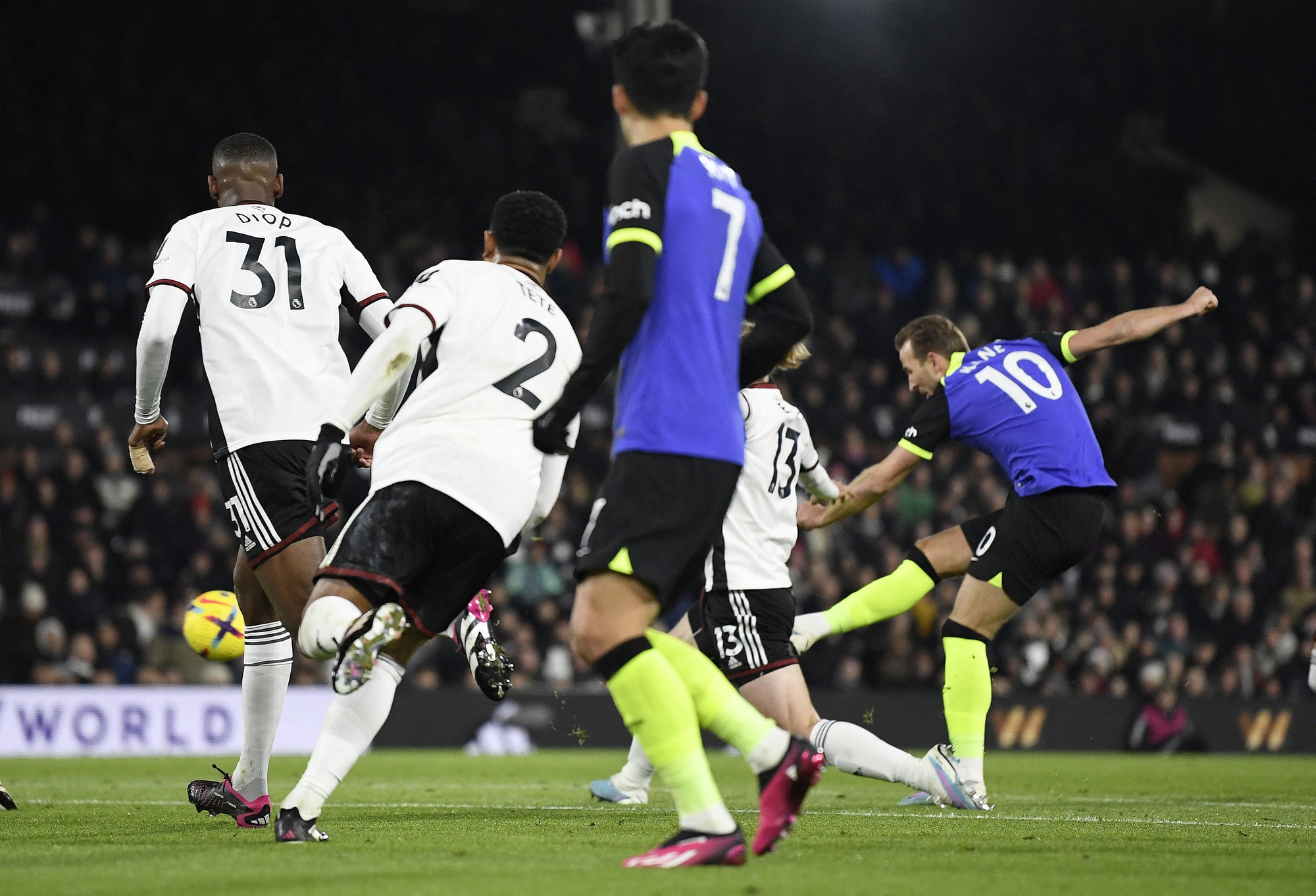 Harry Kane ghi bàn sánh ngang huyền thoại, Tottenham hâm nóng cuộc đua Top 4 - Ảnh 4.