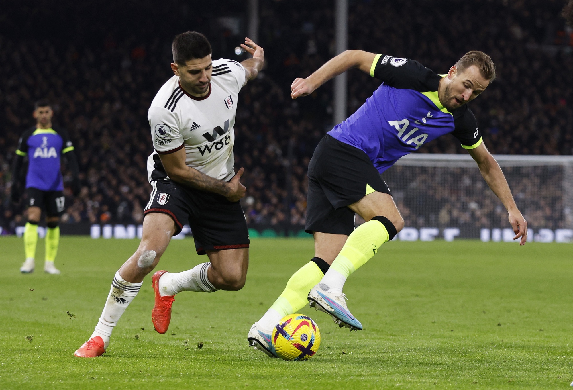 Harry Kane ghi bàn sánh ngang huyền thoại, Tottenham hâm nóng cuộc đua Top 4 - Ảnh 2.