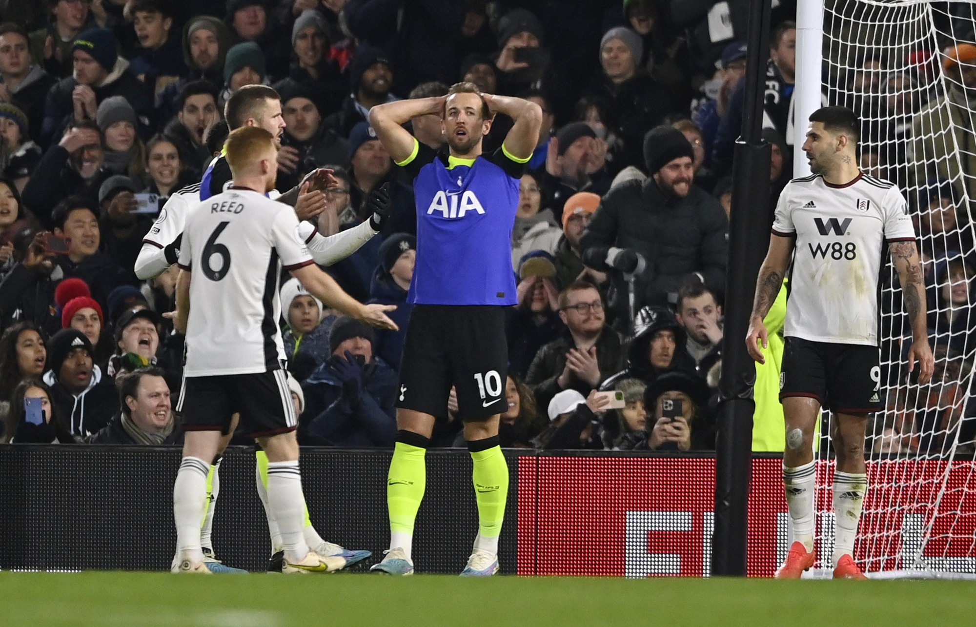 Harry Kane ghi bàn sánh ngang huyền thoại, Tottenham hâm nóng cuộc đua Top 4 - Ảnh 7.