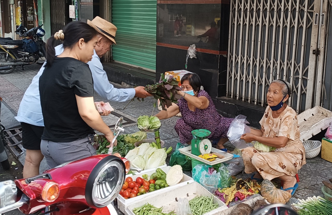 Rau xanh, cá, tôm đắt hàng vì chống ngán ngày Tết - Ảnh 4.