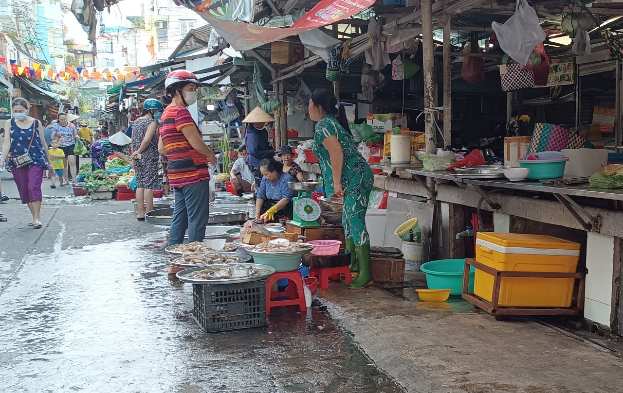 Rau xanh, cá, tôm đắt hàng vì chống ngán ngày Tết - Ảnh 2.