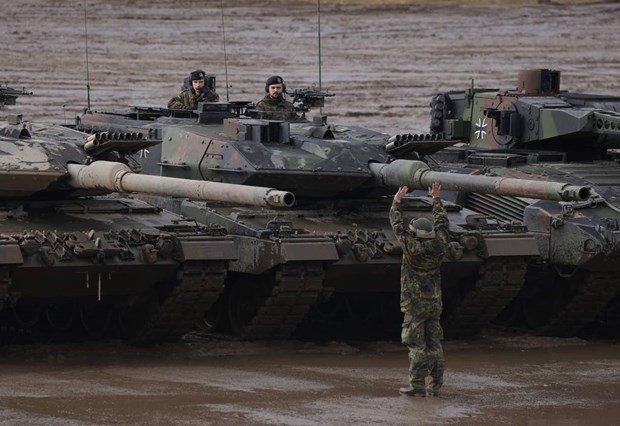 Ukraine crisis: Russia warns US and German tanks - Photo 1.