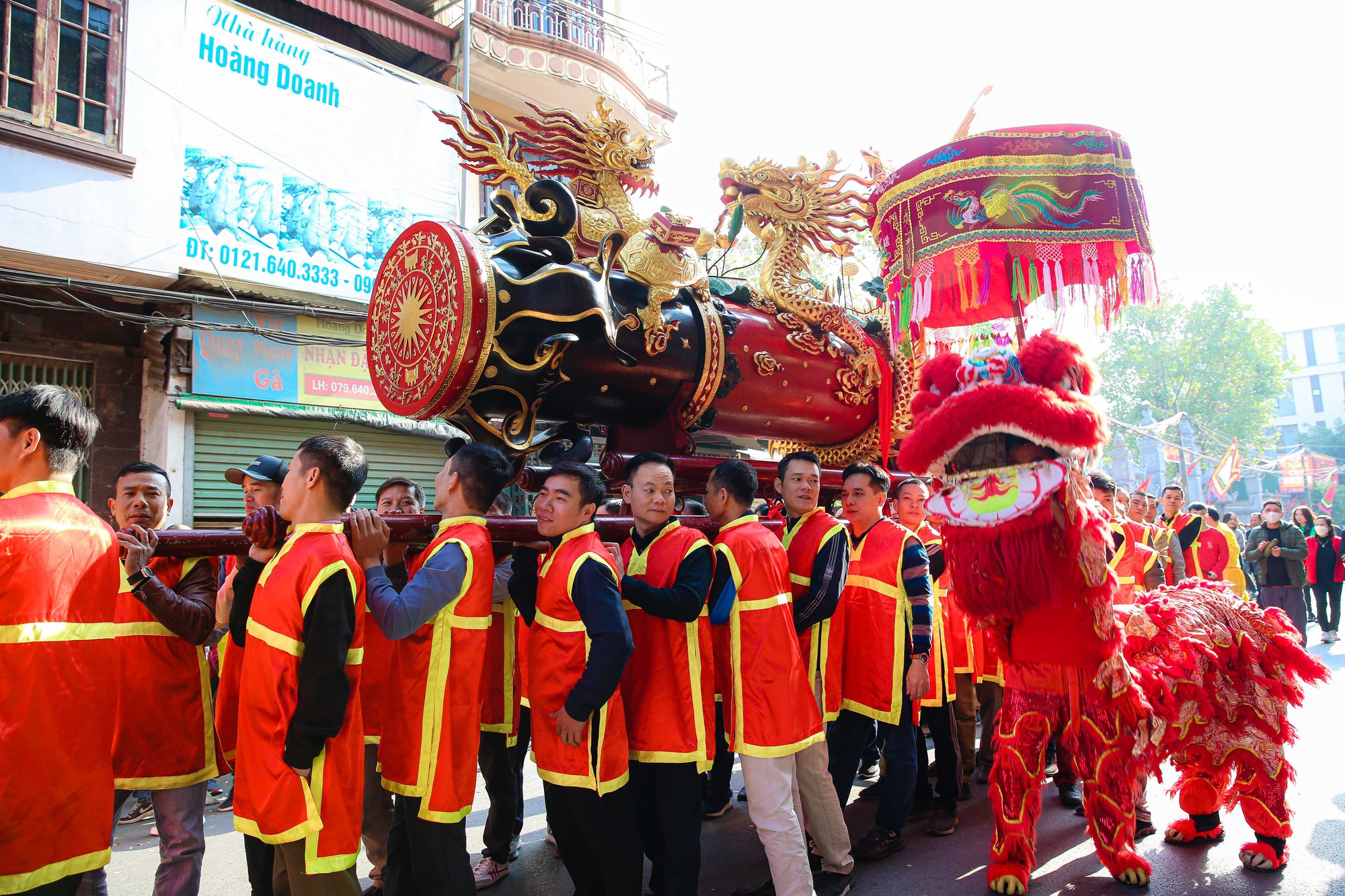 Người dân tưng bừng tham gia lễ hội rước pháo khổng lồ ở làng Đồng Kỵ - Ảnh 2.