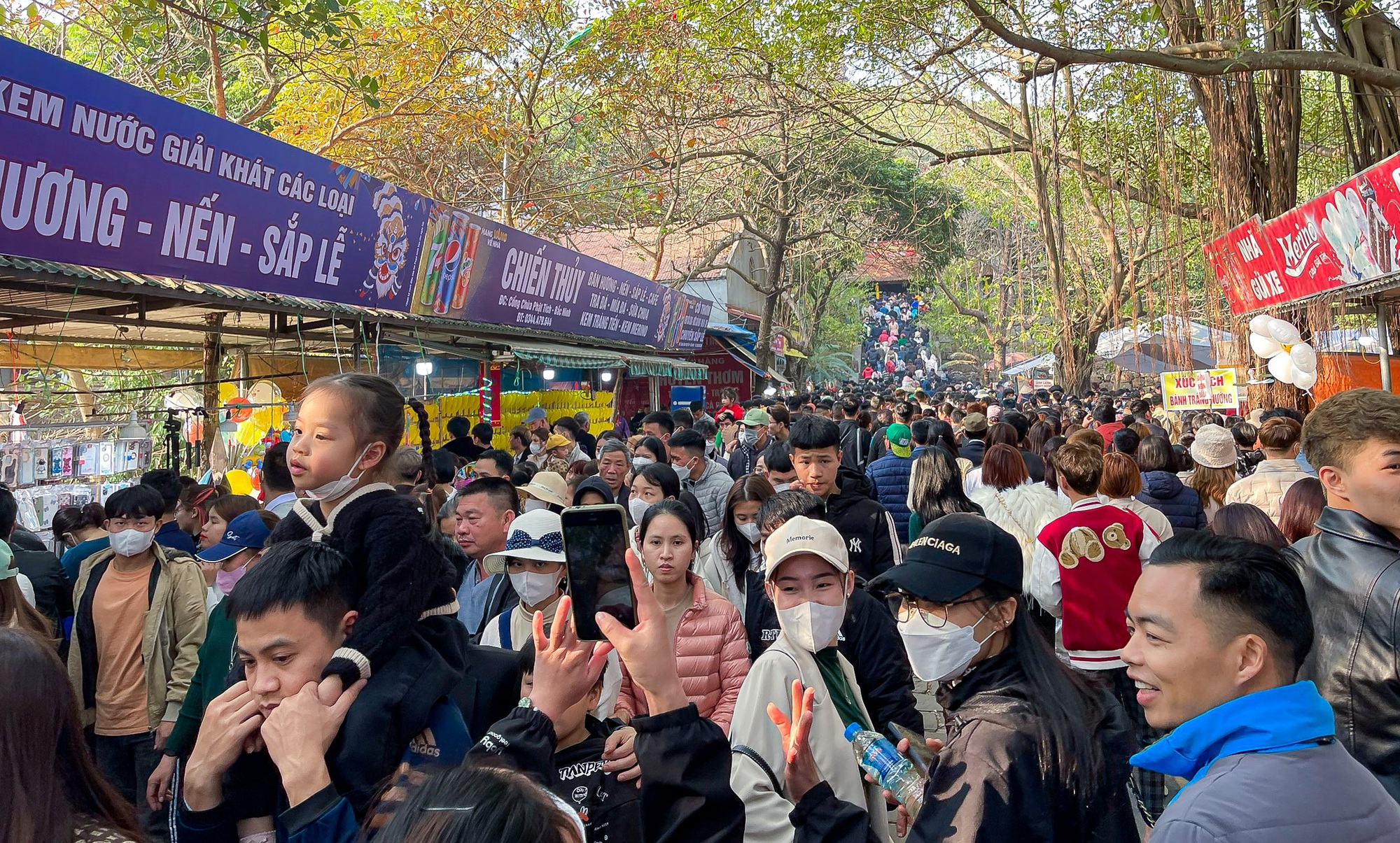 Hàng ngàn người dân chen nhau đi lễ chùa Phật Tích đầu Xuân - Ảnh 3.