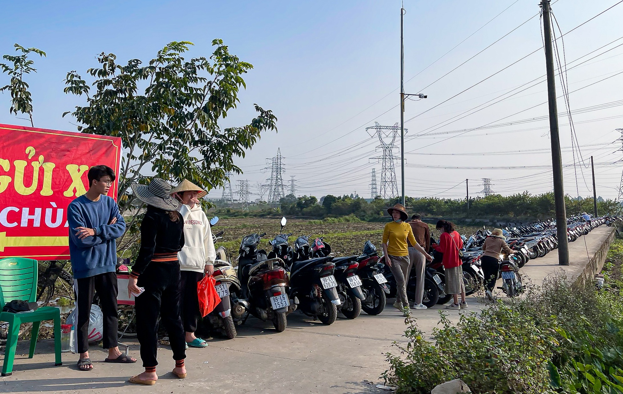 Hàng ngàn người dân chen nhau đi lễ chùa Phật Tích đầu Xuân - Ảnh 13.