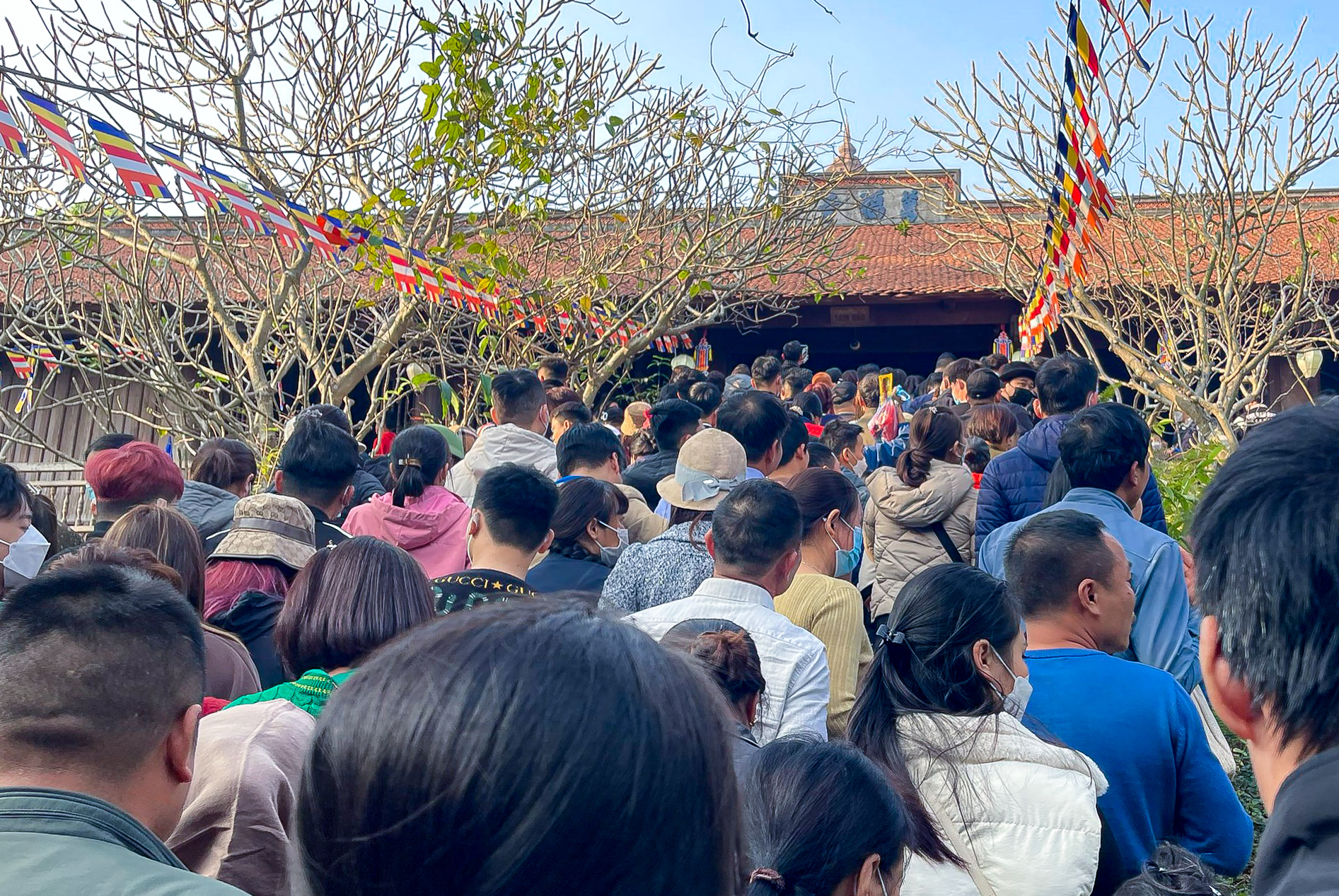 Hàng ngàn người dân chen nhau đi lễ chùa Phật Tích đầu Xuân - Ảnh 9.