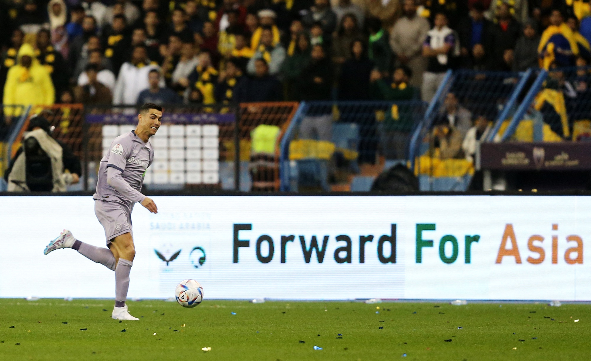 Ronaldo bị chế giễu sau thất bại đầu tiên cùng Al Nassr - Ảnh 2.