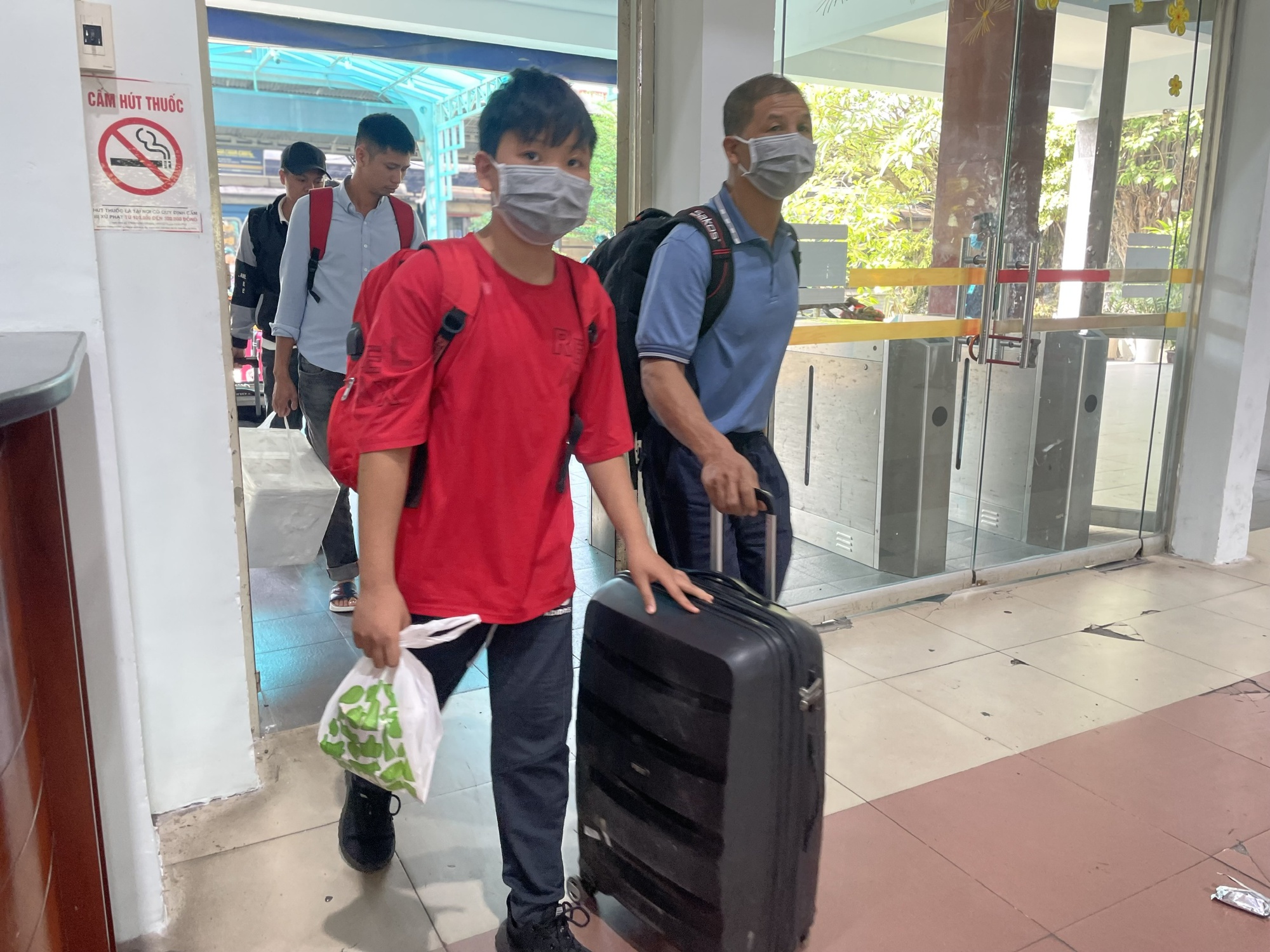 TP HCM: Cận cảnh Ga Sài Gòn, Bến xe Miền Đông, Bến xe Miền Tây mùng 6 Tết - Ảnh 2. TP HCM: Cận cảnh Ga Sài Gòn, Bến xe Miền Đông, Bến xe Miền Tây mùng 6 Tết - Ảnh 2.