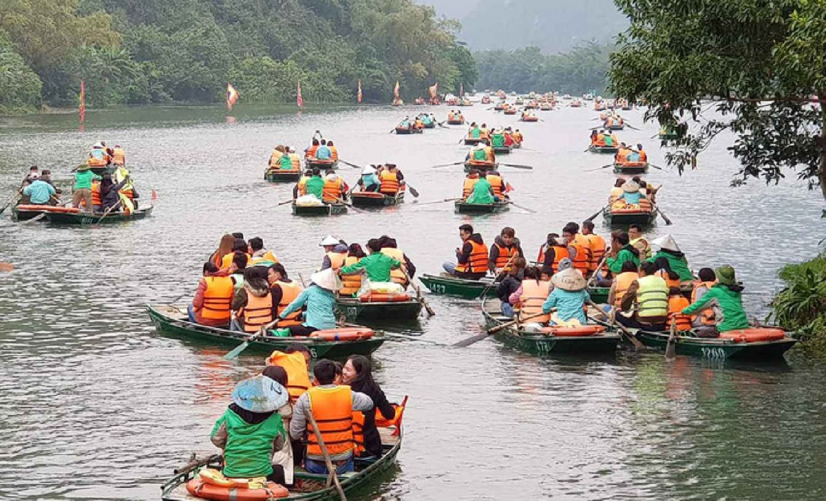 Ninh Bình nói gì về  thông tin Tràng An thất thủ khiến du khách mắc kẹt tới 12 giờ đêm? - Ảnh 2.