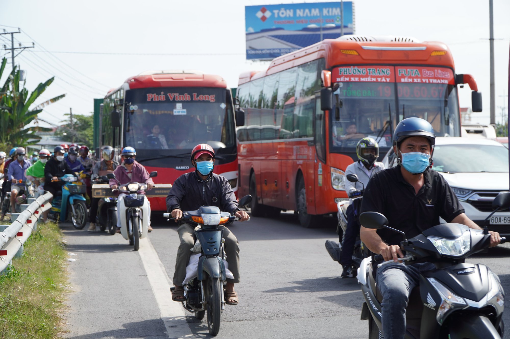 Hàng nghìn người từ miền Tây đổ về TP HCM, kẹt cứng tại cầu Mỹ Thuận - Ảnh 5.