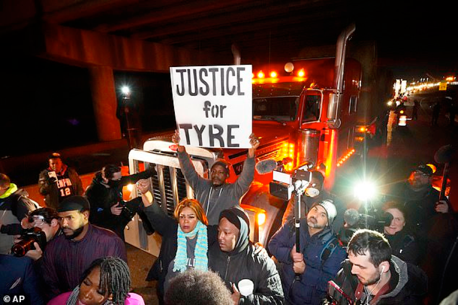 Protests across the US demand justice for victims of police beatings - Photo 2.