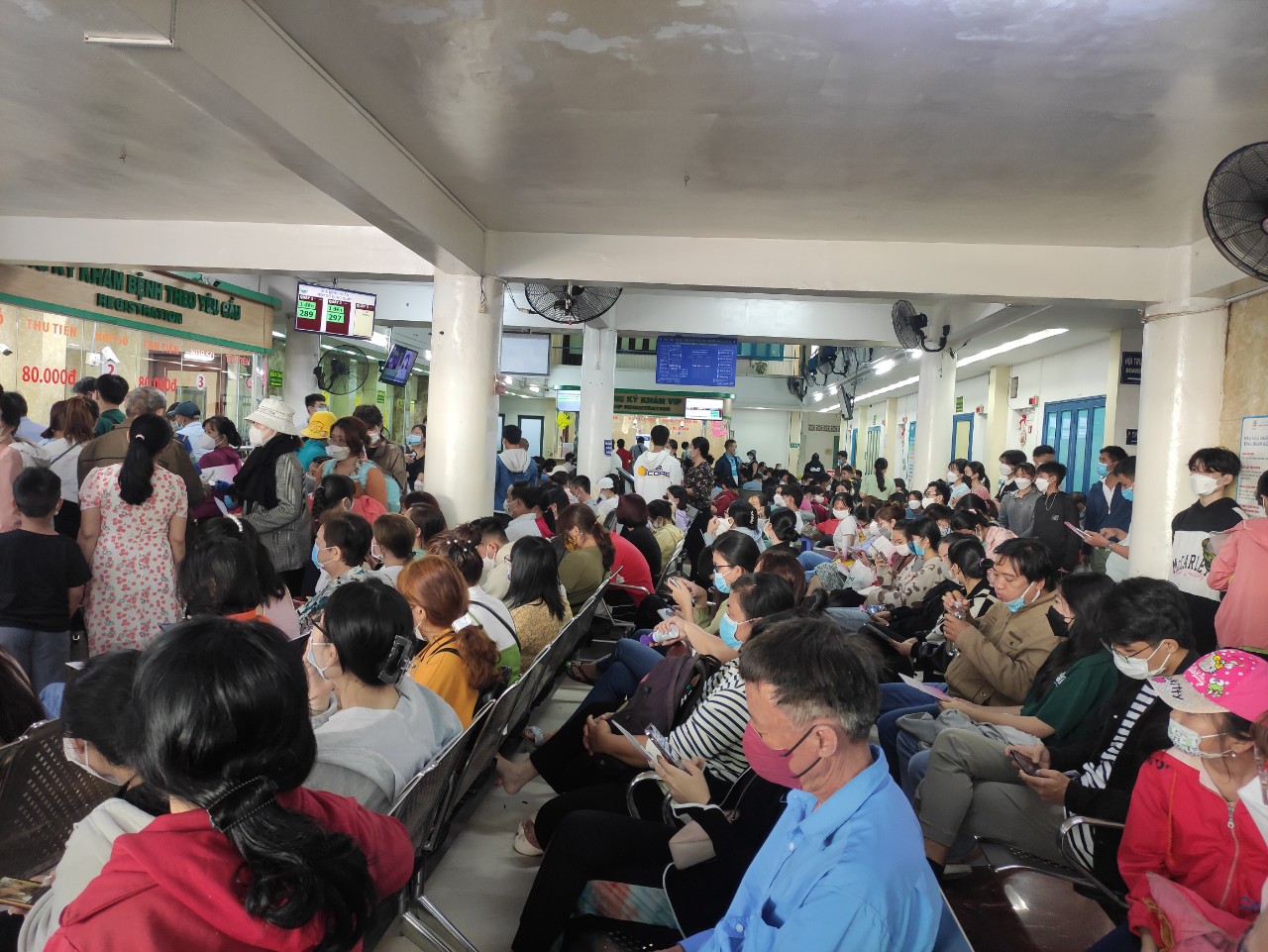 Hàng ngàn người đến bệnh viện điều trị da sau kỳ nghỉ Tết