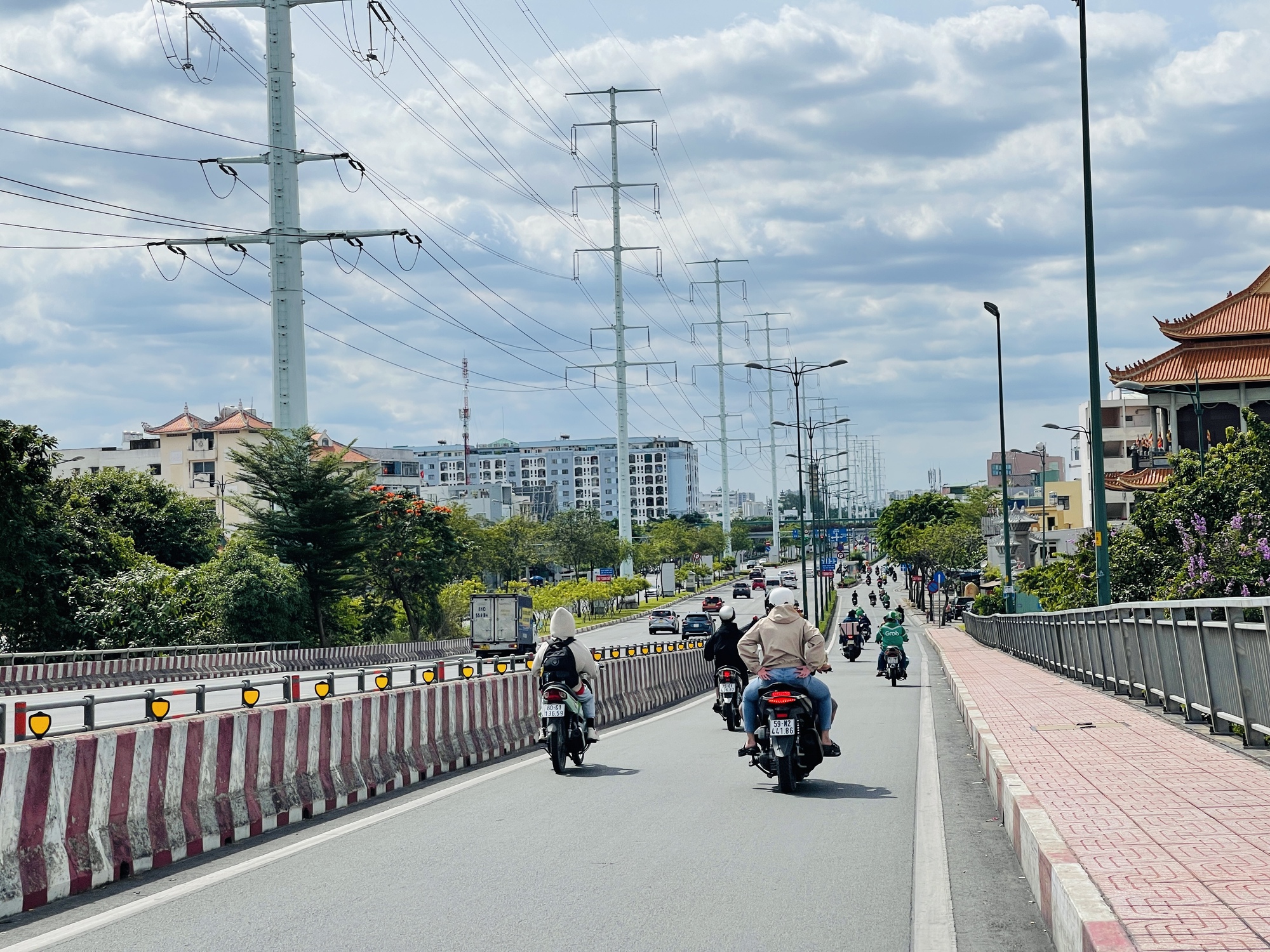 Cận cảnh sân bay, cửa ngõ Đông TP HCM mùng 8 Tết - Ảnh 6.