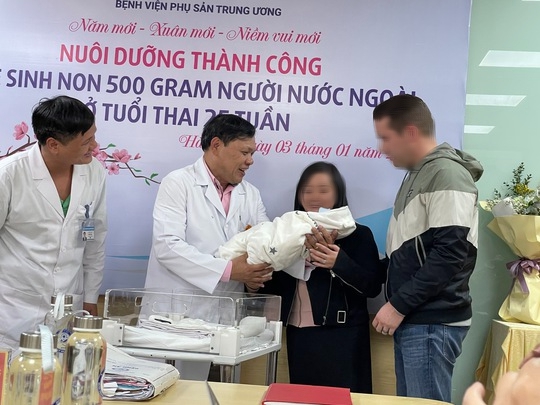 Bé trai người nước ngoài sinh non nặng 500 gr được nuôi dưỡng thành công - Ảnh 2.