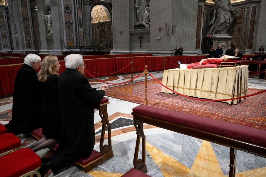 Cận cảnh lễ viếng cố Giáo hoàng Benedict XVI - Ảnh 2.