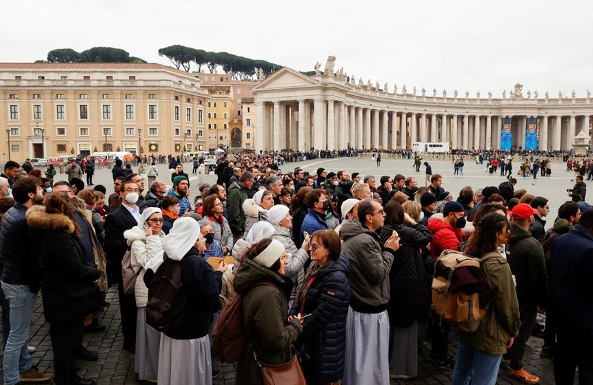 Cận cảnh lễ viếng cố Giáo hoàng Benedict XVI - Ảnh 6.