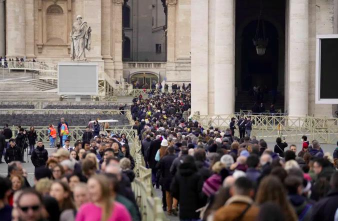 Cận cảnh lễ viếng cố Giáo hoàng Benedict XVI - Ảnh 7.