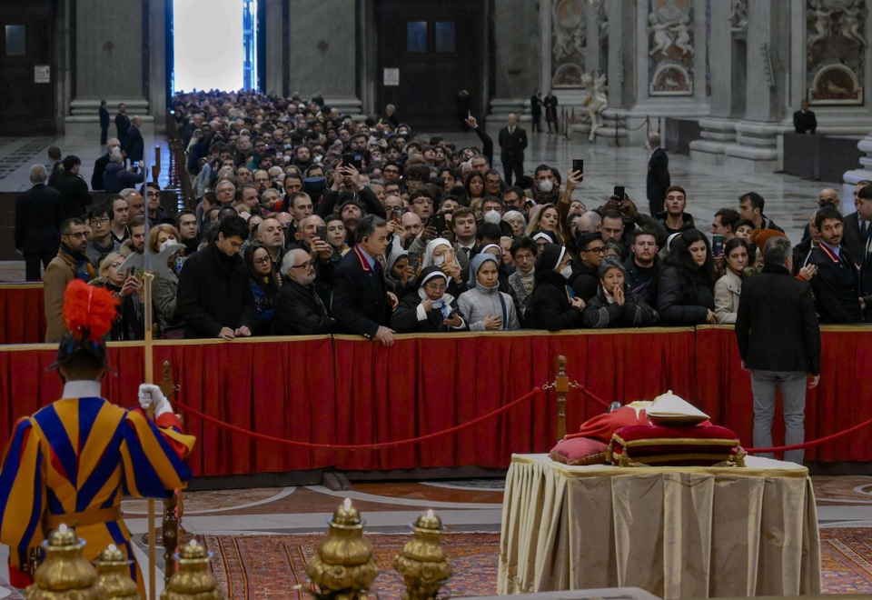 Cận cảnh lễ viếng cố Giáo hoàng Benedict XVI - Ảnh 8.