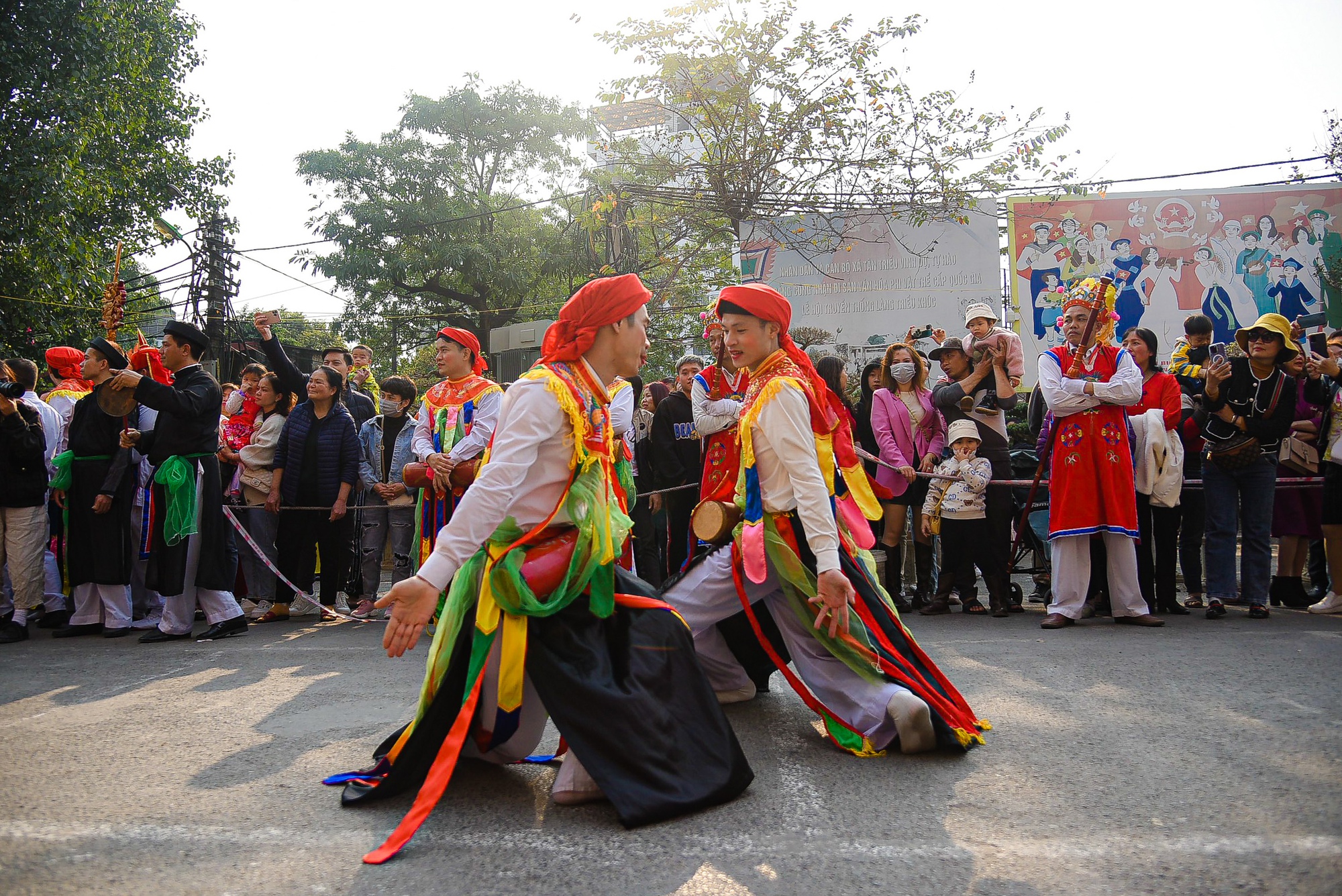 Xem trai làng Triều Khúc múa con đĩ đánh bồng giữa lòng Thủ đô - Ảnh 9.