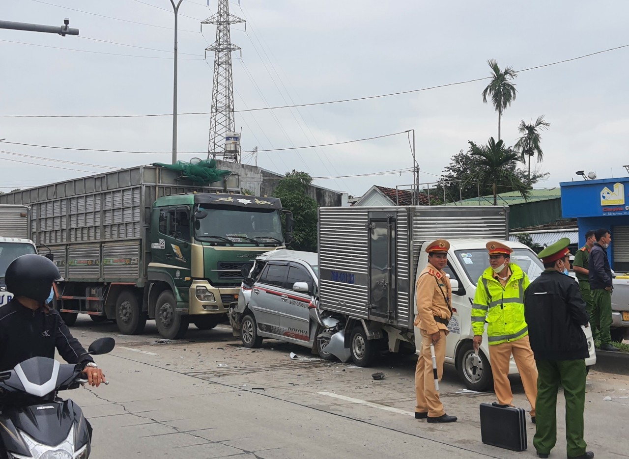 Quảng Ngãi: Tai nạn liên hoàn lúc chờ đèn đỏ, nhiều ô tô biến dạng - Ảnh 5.