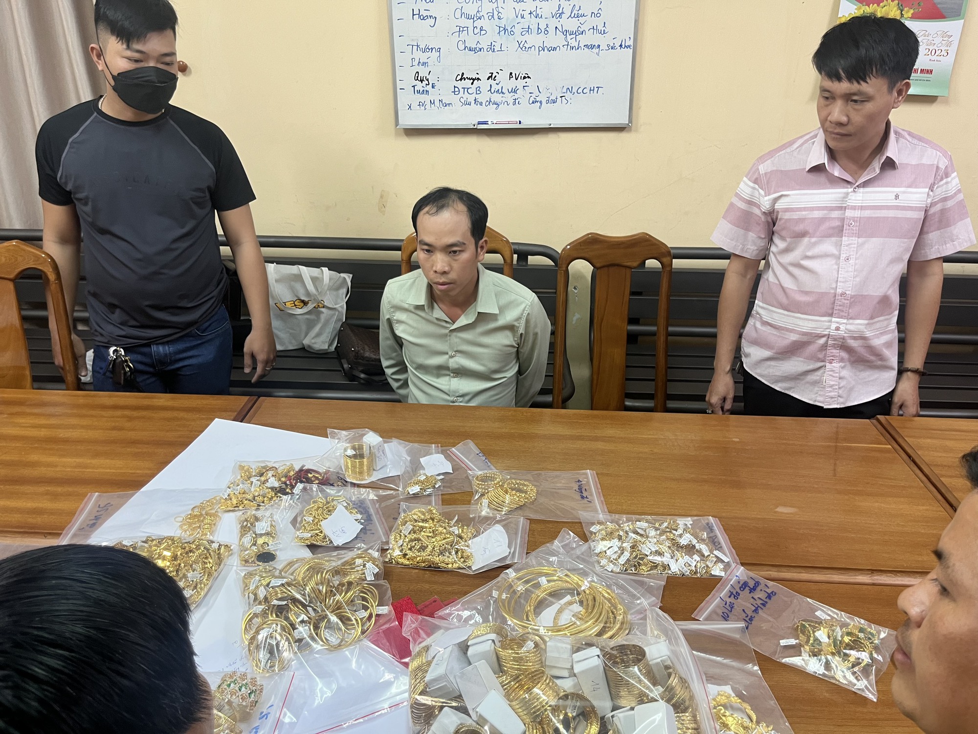 Công an TP HCM bắt khẩn cấp kẻ trộm 100 lượng vàng - Báo Người lao động