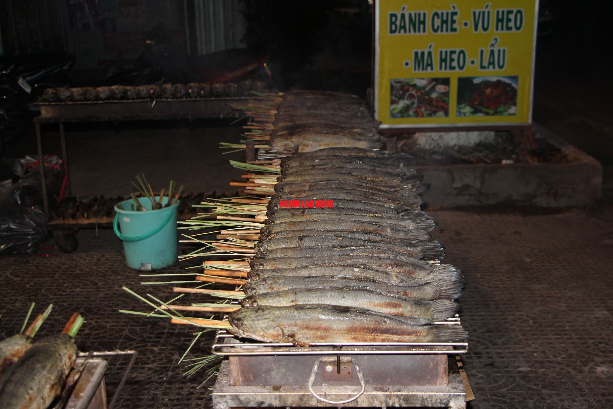 CHÙM ẢNH: Cách nướng 1.000 con cá lóc ngày vía Thần Tài ở miền Tây - Ảnh 5.