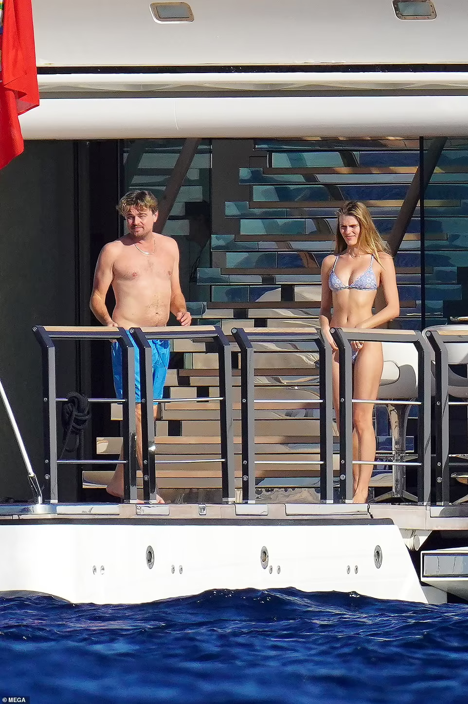 Leonardo DiCaprio khởi động 2023 bên các người đẹp diện bikini - Ảnh 6.