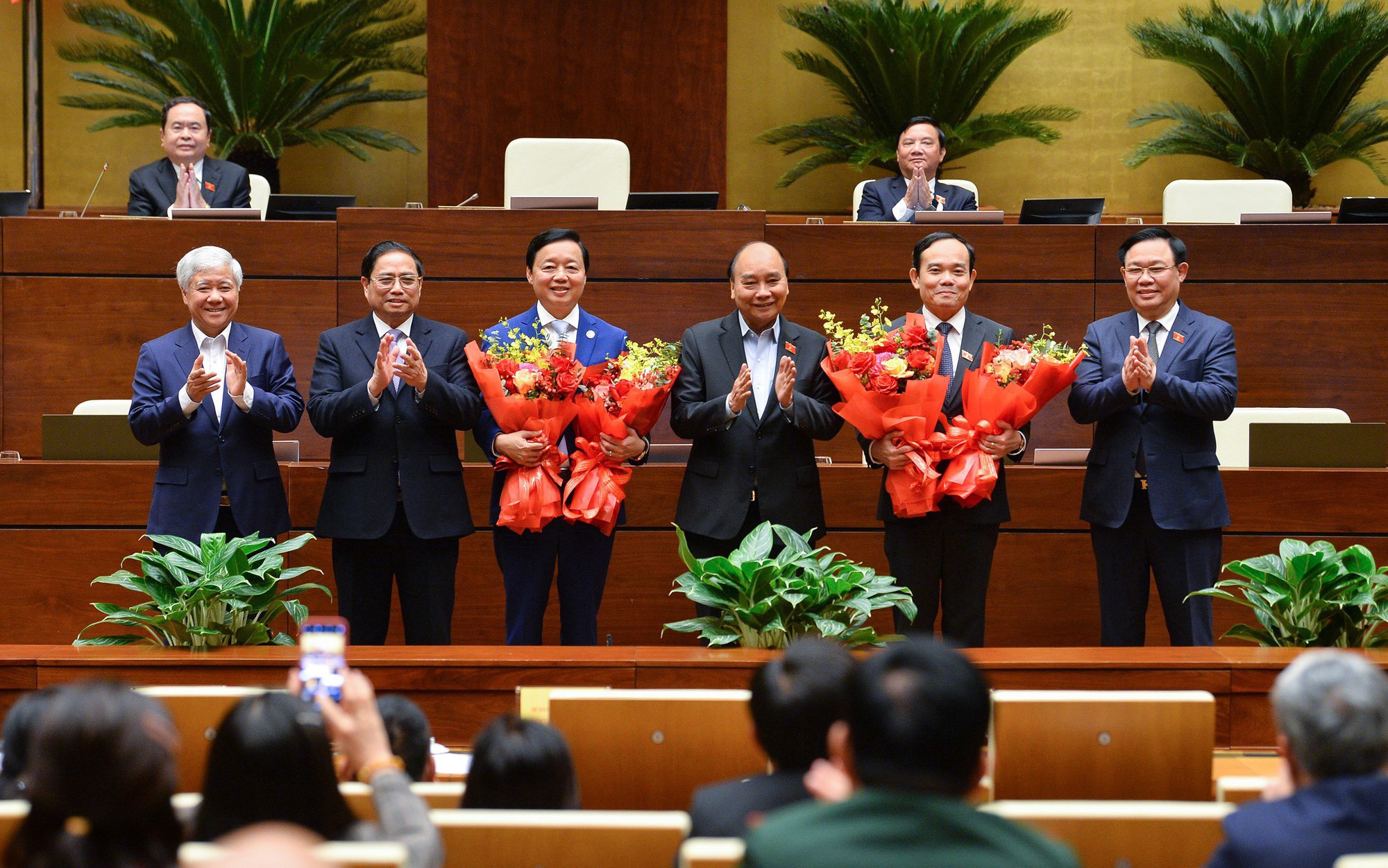 Lãnh đạo Đảng, Nhà nước tặng hoa chúc mừng 2 tân Phó Thủ tướng Trần Hồng Hà và Trần Lưu Quang - Ảnh 1.