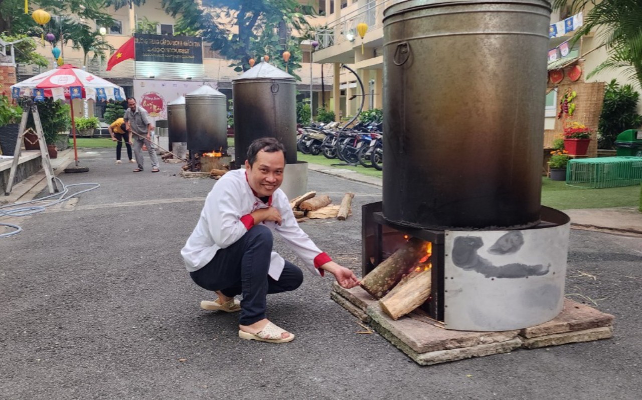 Nấu bánh chưng bằng nồi sứ lớn nhất Việt Nam - Ảnh 8.