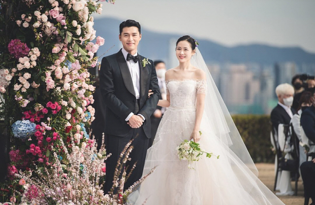 Tài tử Hyun Bin khoe con trai giống cha lẫn mẹ - Ảnh 2.