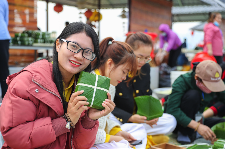 Chùa Tam Chúc gói 10.000 bánh chưng tặng người nghèo - Ảnh 2.