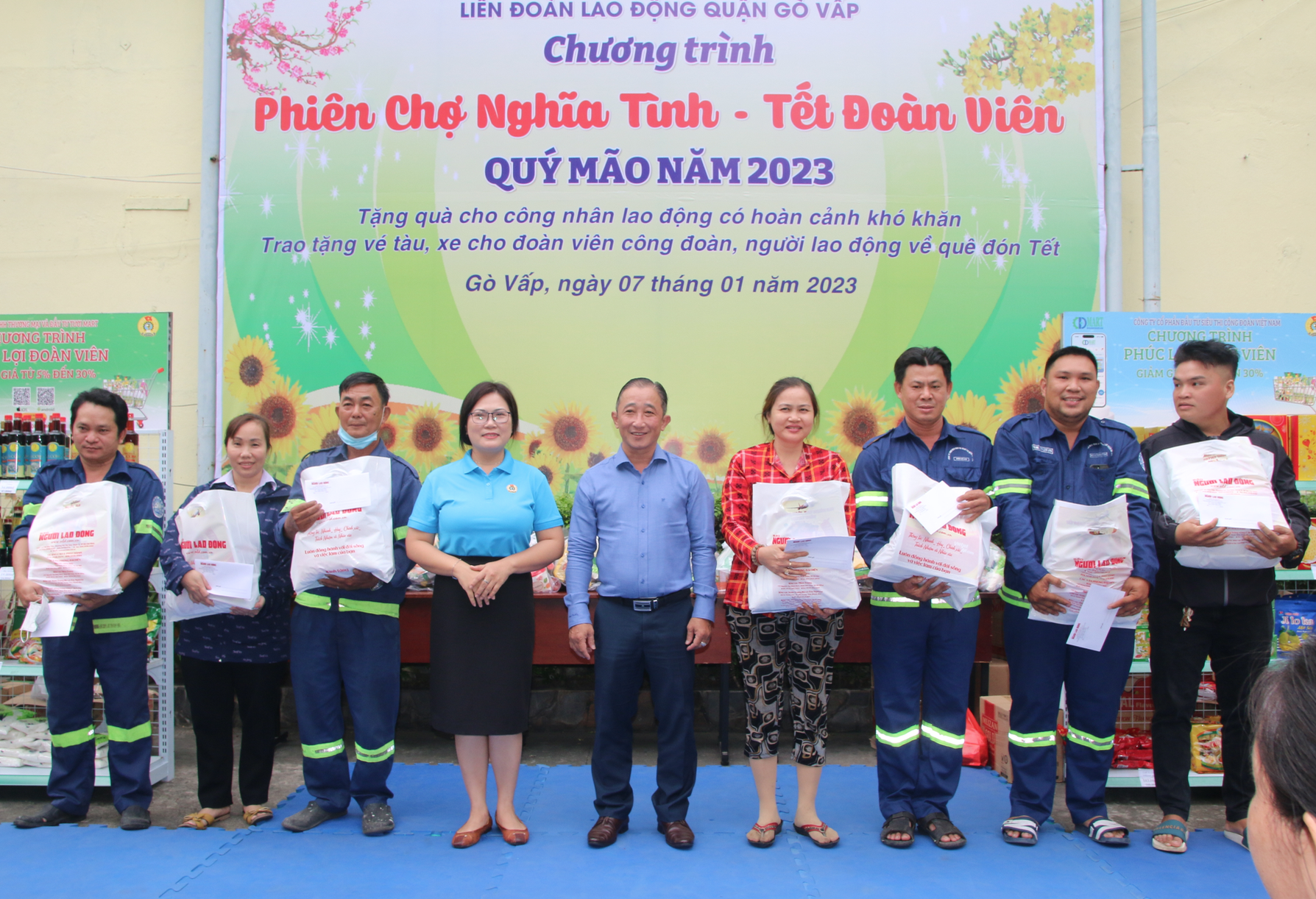 100 phần quà Tết đến với công nhân khó khăn tại quận Gò Vấp, TP HCM - Ảnh 1.