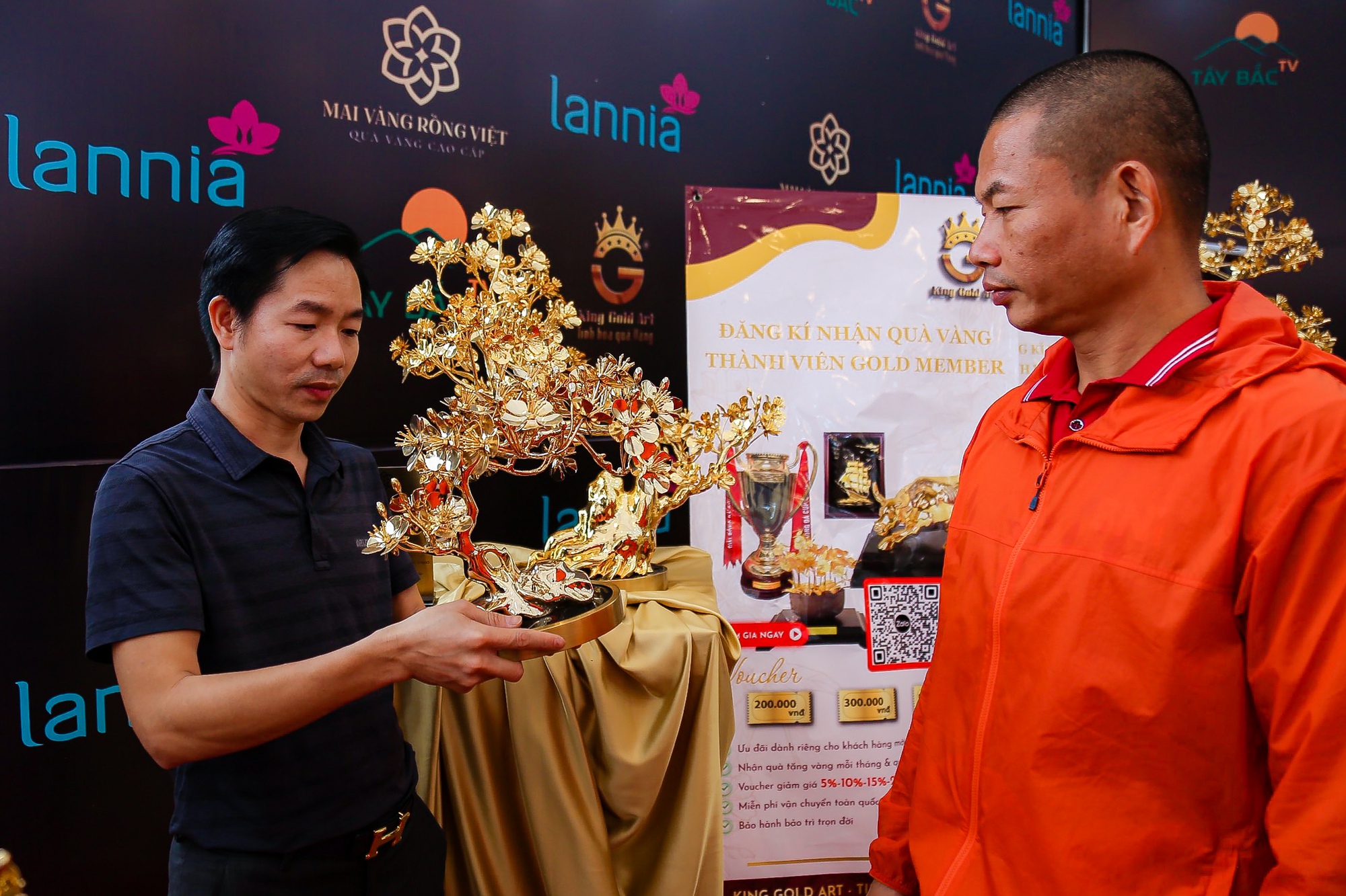 Cận cảnh cây mai mạ vàng lớn nhất Việt Nam được chào giá gần 6 tỉ đồng - Ảnh 12.