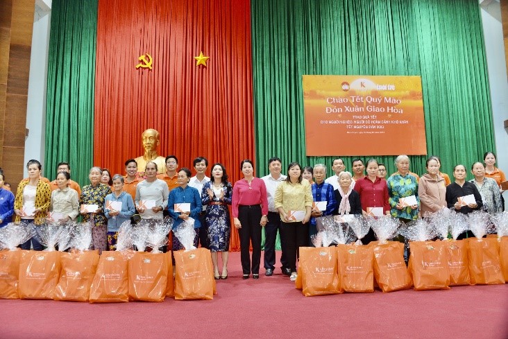 Quỹ Từ thiện Kim Oanh tặng 7.500 phần quà và 10 nhà tình thương dịp Tết - Ảnh 2.