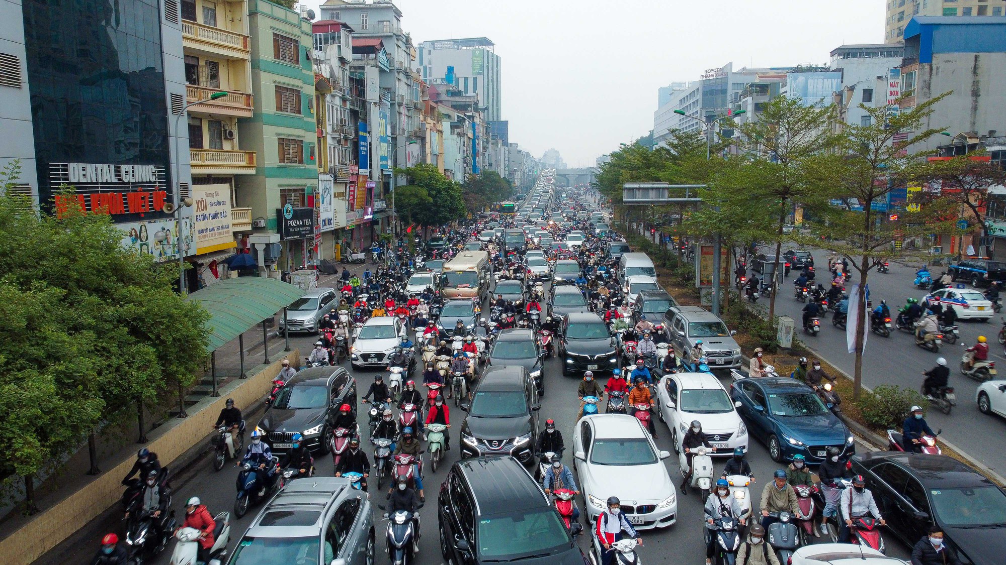 Hình ảnh giao thông tại điểm nóng Ngã Tư Sở  trong ngày đầu phân luồng - Ảnh 12.