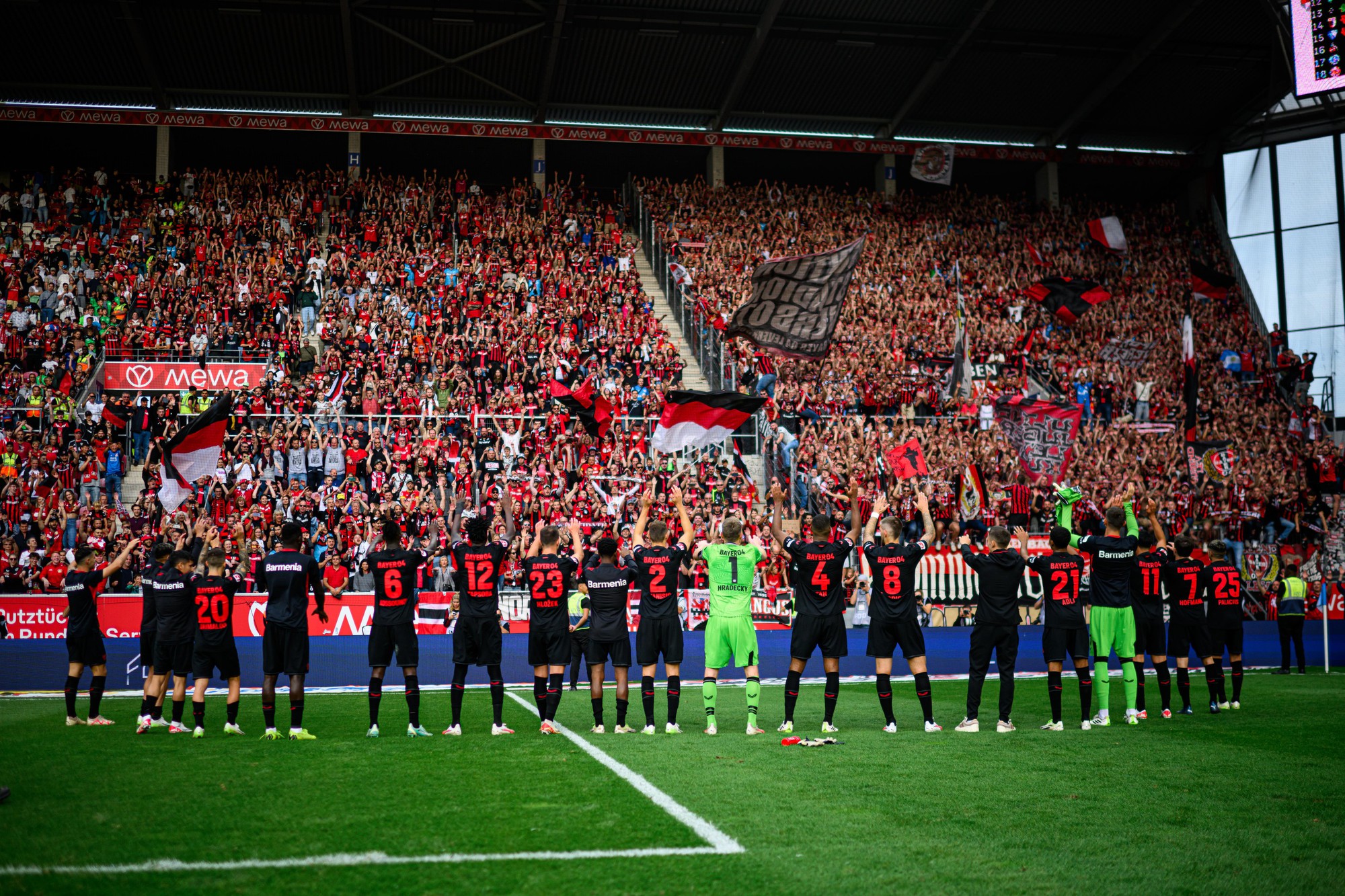 Leipzig cầm chân Bayern, Bayer Leverkusen độc chiếm top 1 Bundesliga - Ảnh 1.