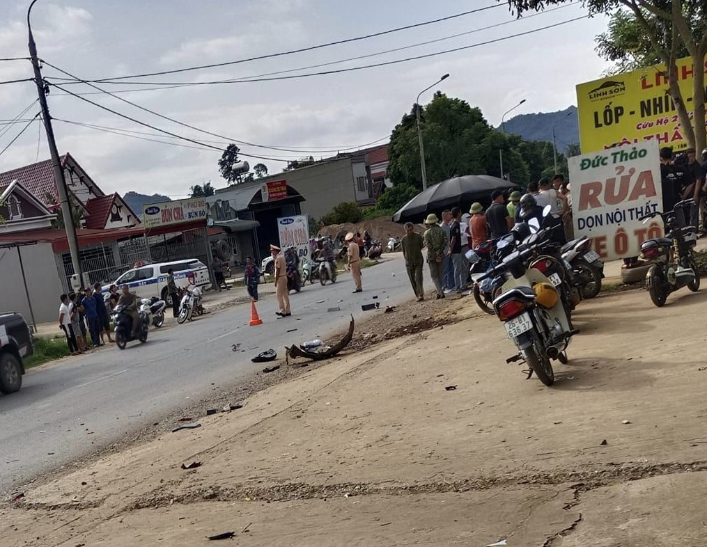 Va chạm xe ôtô bán tải, học sinh lớp 8 tử vong tại chỗ - Ảnh 1.