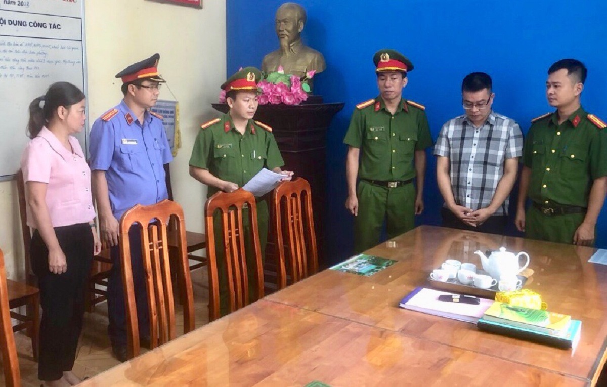 Bắt một trưởng phòng công ty bảo hiểm - Ảnh 1. Bắt một trưởng phòng công ty bảo hiểm - Ảnh 1.