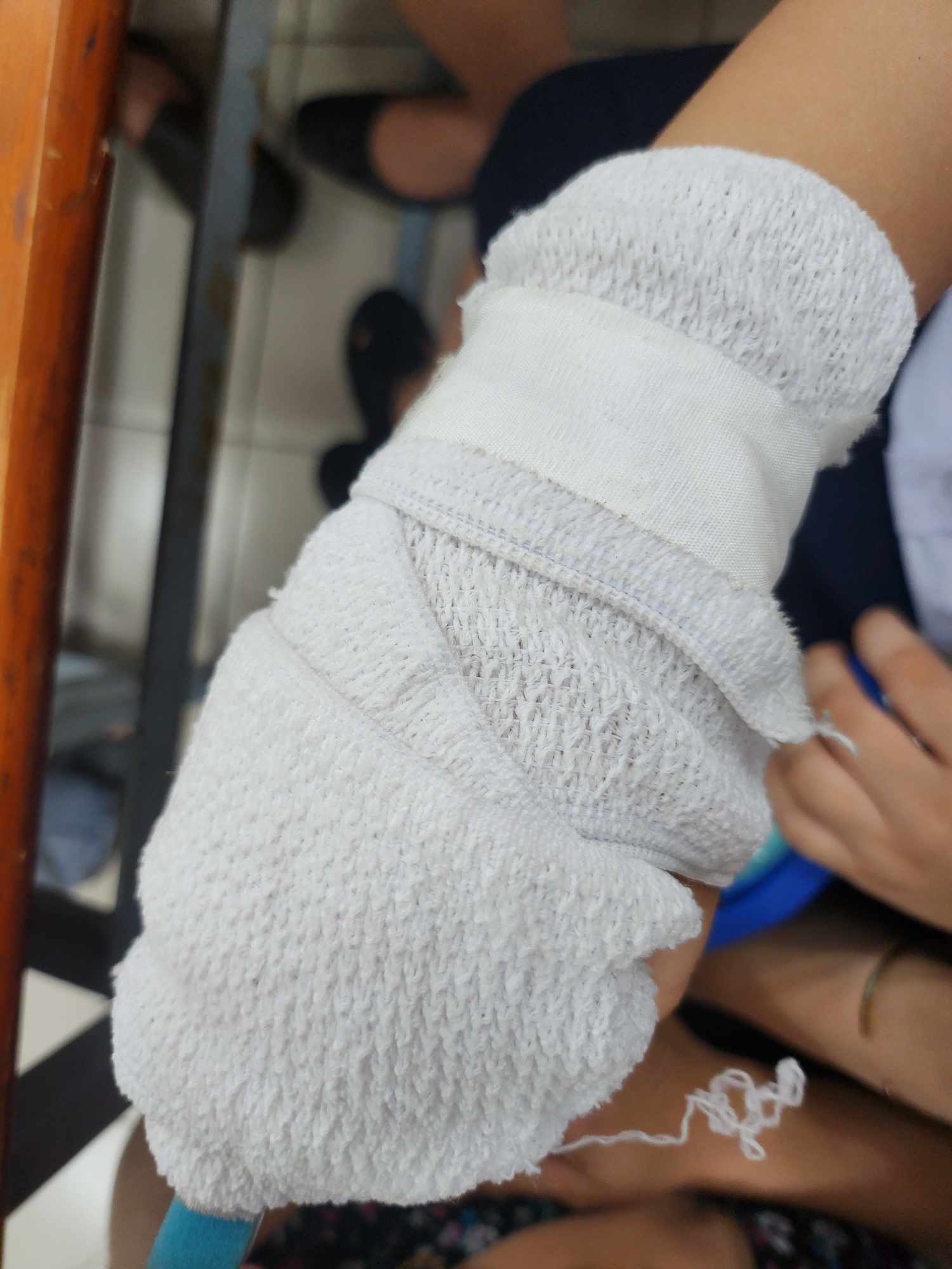 Trường Tiểu học Nguyễn Văn Trỗi lên tiếng việc giáo viên đánh gãy xương ngón tay học sinh