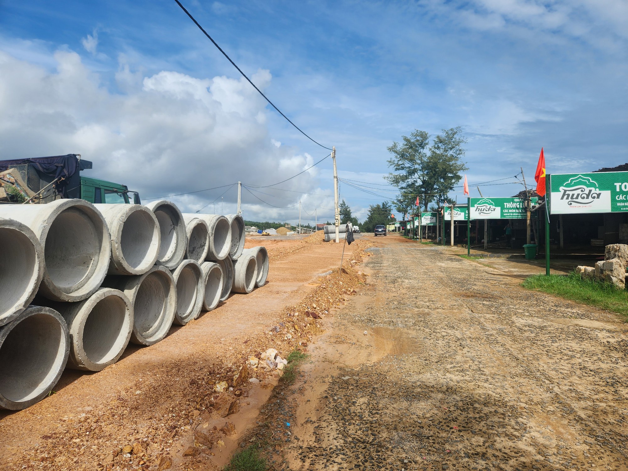 Vi phạm Luật Đê điều, một Ban quản lý dự án huyện bị phạt nặng - Ảnh 1.