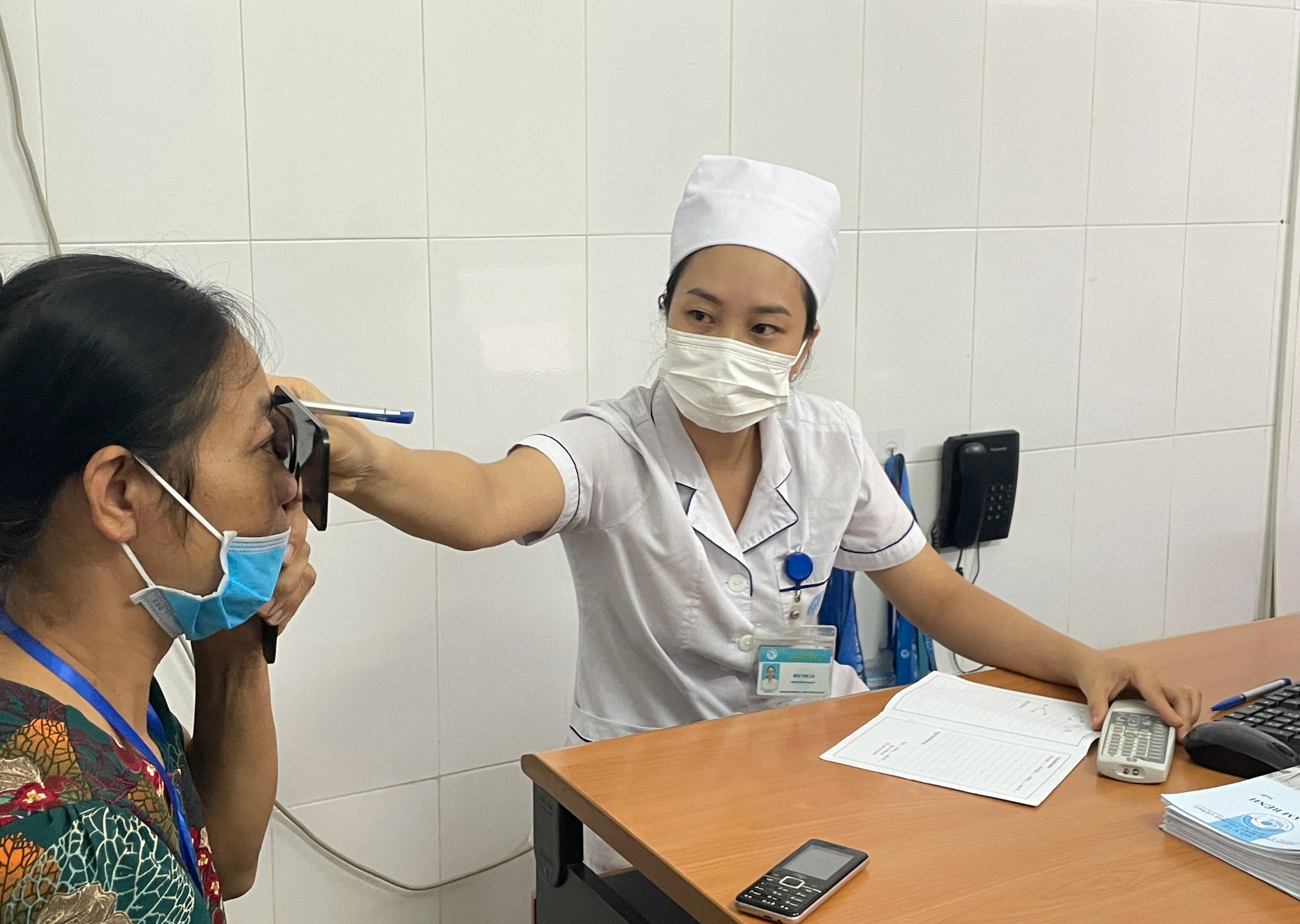 Bác sĩ Việt Nam đầu tiên nhận giải thưởng quốc tế về phẫu thuật đục thủy tinh thể - Ảnh 3.