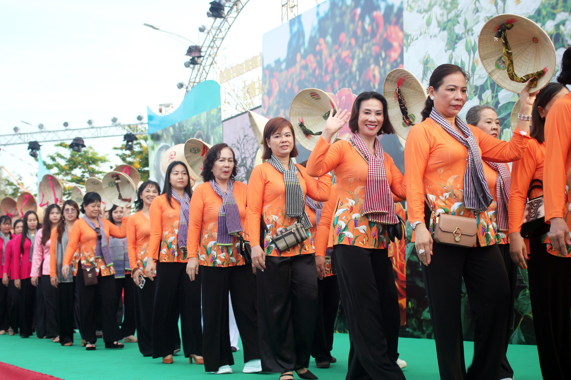 Xác lập Kỷ lục Việt Nam tại lễ hội áo bà ba, áo dài ở Cần Thơ - Ảnh 4.