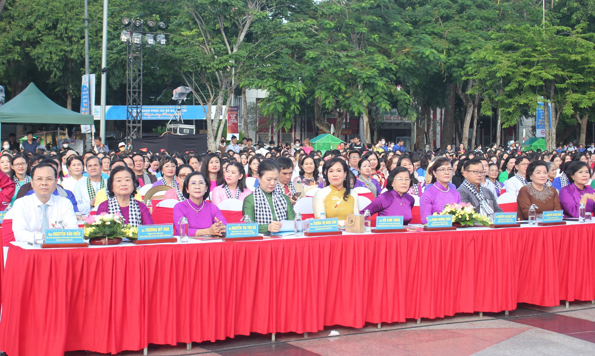 Xác lập Kỷ lục Việt Nam tại lễ hội áo bà ba, áo dài ở Cần Thơ - Ảnh 1.