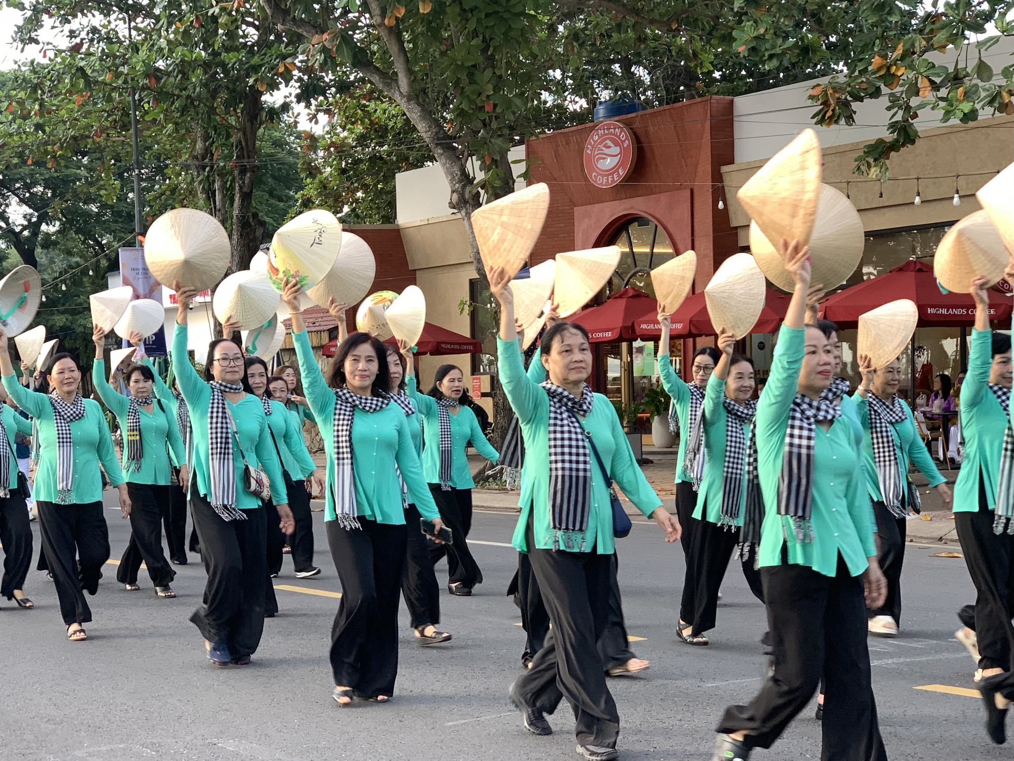 Xác lập Kỷ lục Việt Nam tại lễ hội áo bà ba, áo dài ở Cần Thơ - Ảnh 6.