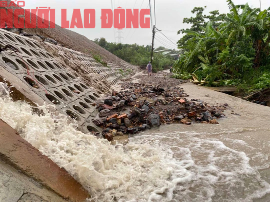 CLIP: Người dân Đà Nẵng khóc nấc vì thác bùn tràn vào nhà - Ảnh 10.
