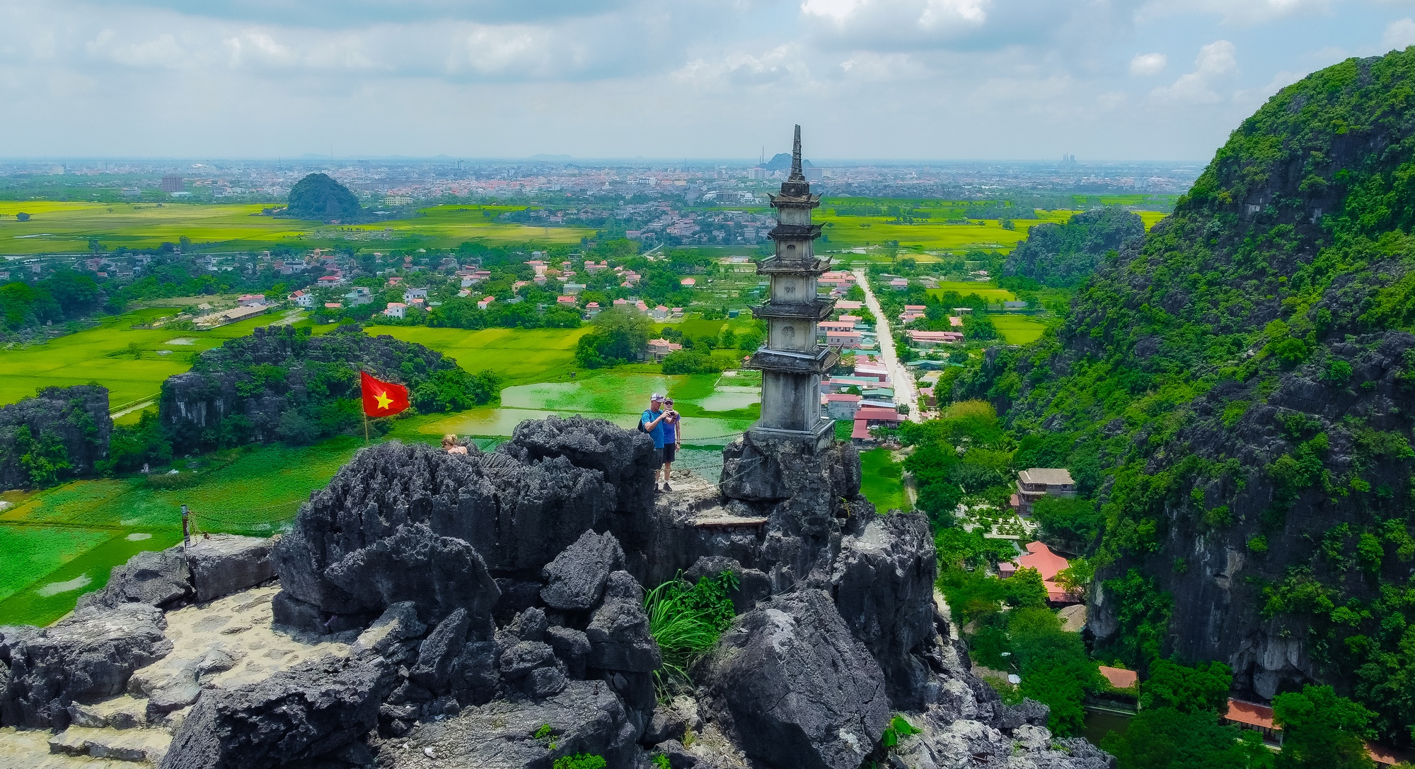 Cờ Tổ quốc thiêng liêng trong trái tim người Việt - Ảnh 4.